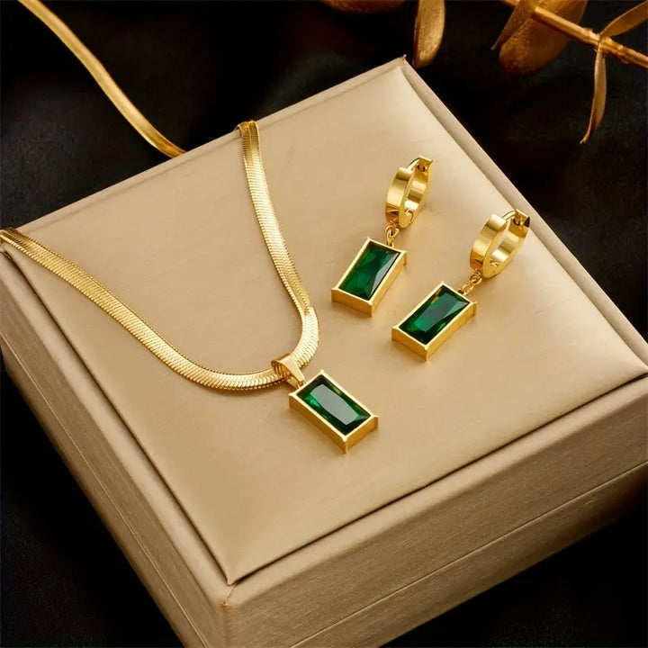Elegant gold necklace with refined little pendant