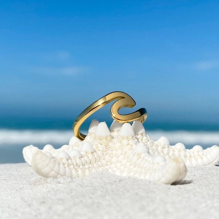 Elegant gold ring with wave pattern