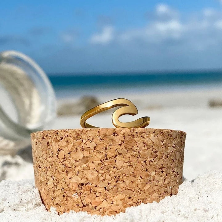 Elegant gold ring with wave pattern