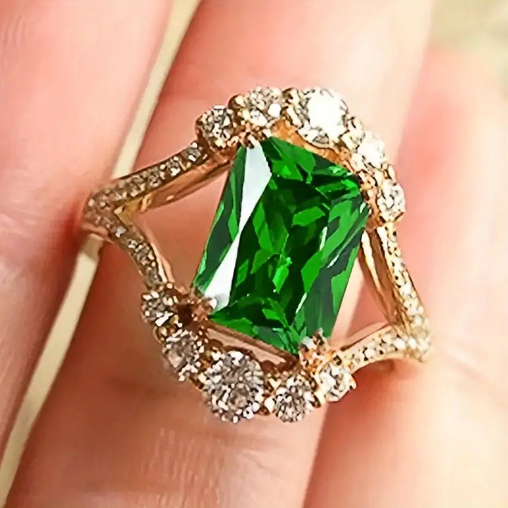 Elegant Gold Ring with Refined Details