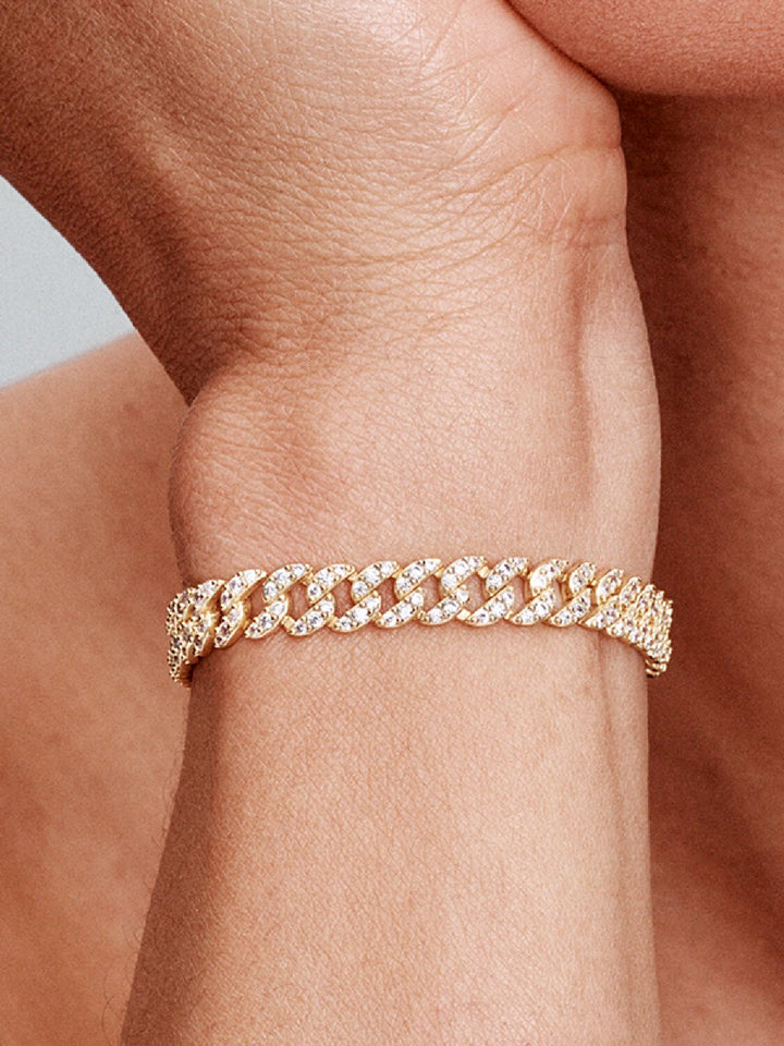 Elegant gold bracelet with moissanite details