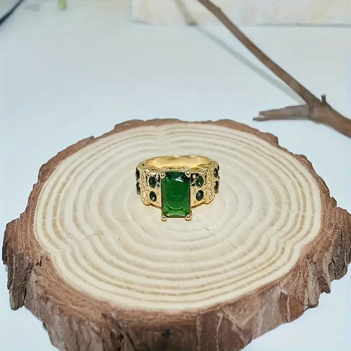Elegant Gold Ring with Refined Details