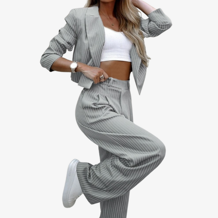 Two-Piece Women's Suit - Effortless Elegance Perfectly Paired