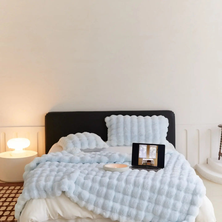 The Plush Blanket Everyone Is Talking About! - WarmWool