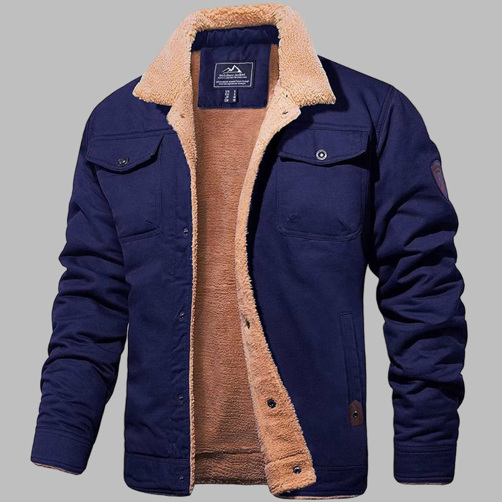 Donkerblauwe herenbomberjack met beige fleecevoering, knoopsluiting en borstzakken. Winterjas, warme kleding, modieuze herenkleding.