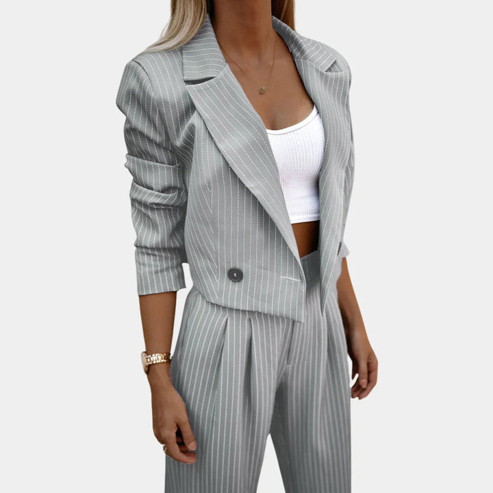 Two-Piece Women's Suit - Effortless Elegance Perfectly Paired
