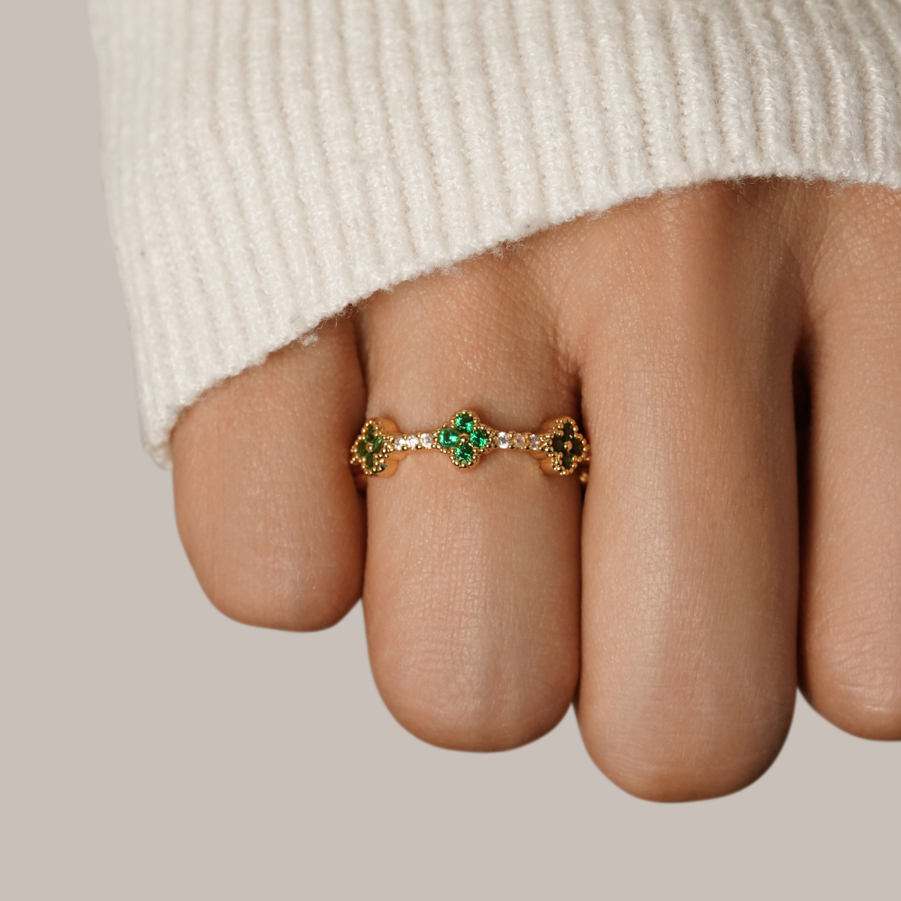 Four-leaf clover ring in silver with sparkling crystals