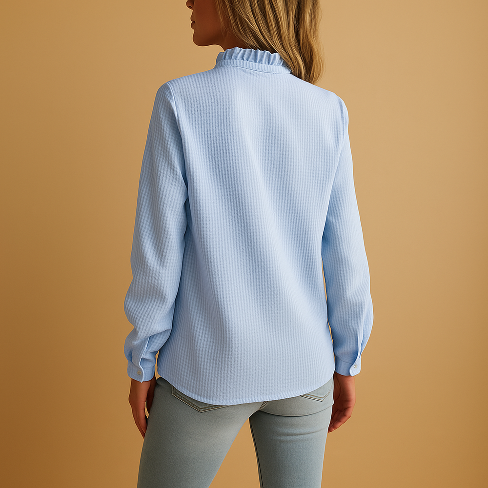 Gestreepte damesblouse met ruches en knoopsluiting, comfortabel en elegant voor casual en nette looks. Beschikbaar in zwart, wit, roze en blauw.