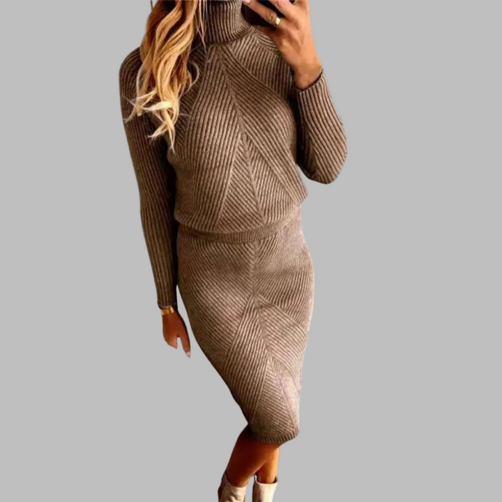 Vrouw in bruine gebreide jurk met geometrisch patroon, lange mouwen en coltrui. Modieuze dameskleding, herfst- en winterstijl.