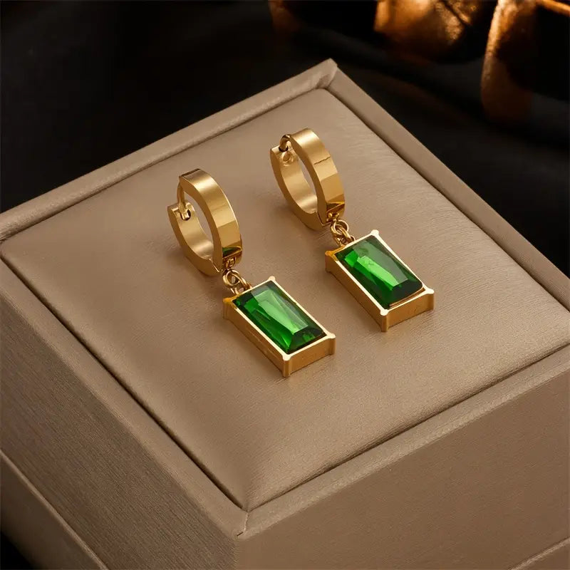 Elegant gold necklace with refined little pendant