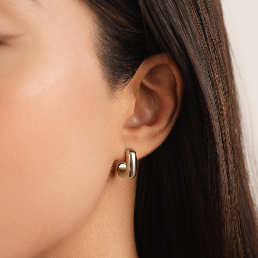 Elegant gold earrings with square shapes