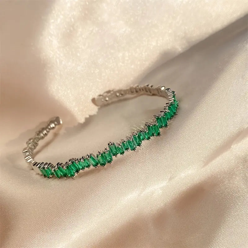 Elegant White Gold Bracelet with Refined Details