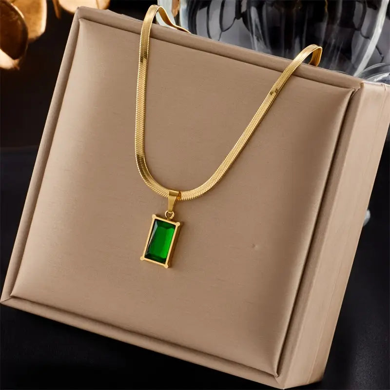 Elegant gold necklace with refined little pendant
