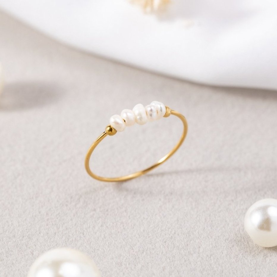 Elegant freshwater pearl ring in silver