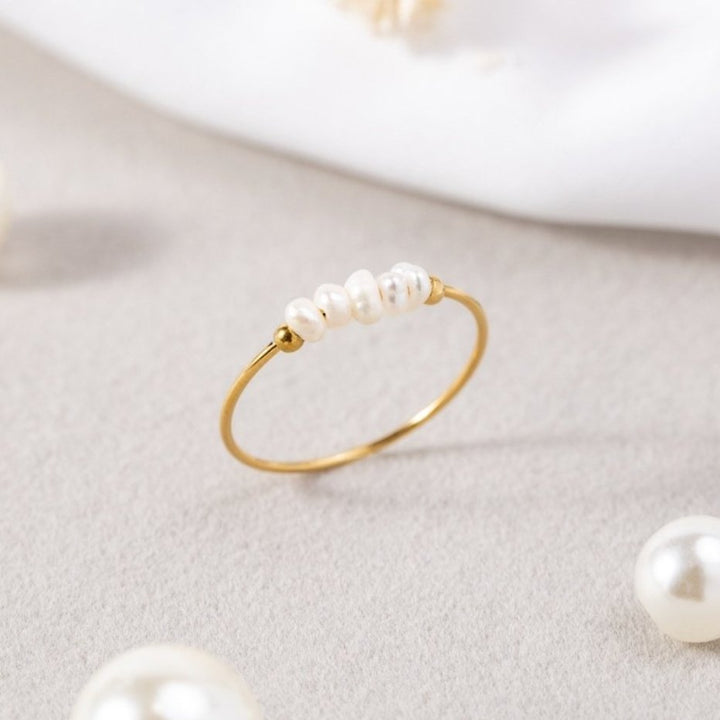 Elegant freshwater pearl ring in silver