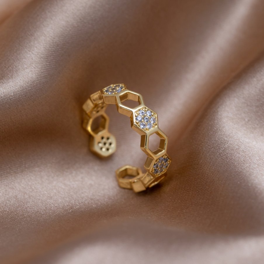 Refined gold ring with sparkling crystals