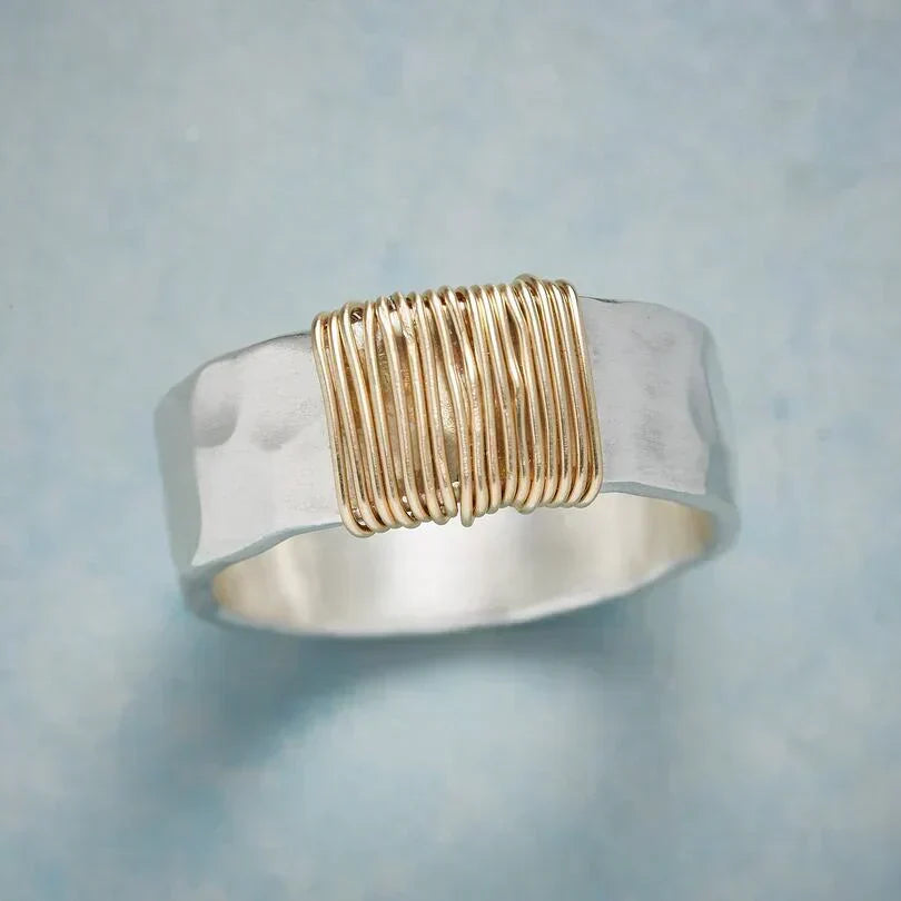 Elegant gold ring with refined wire structure
