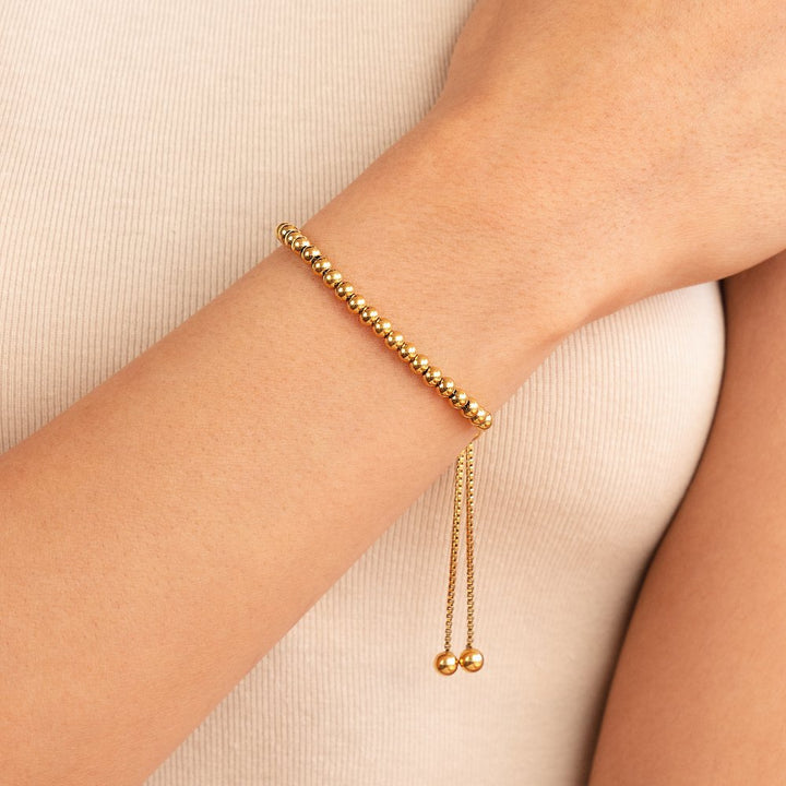 Elegant gold bracelet with pearl details
