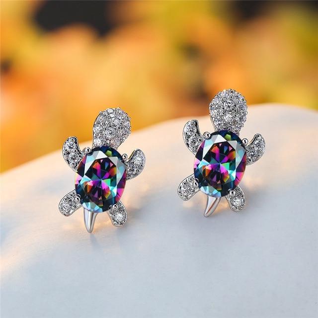 Elegant silver earrings with cubic zirconia and seaweed design