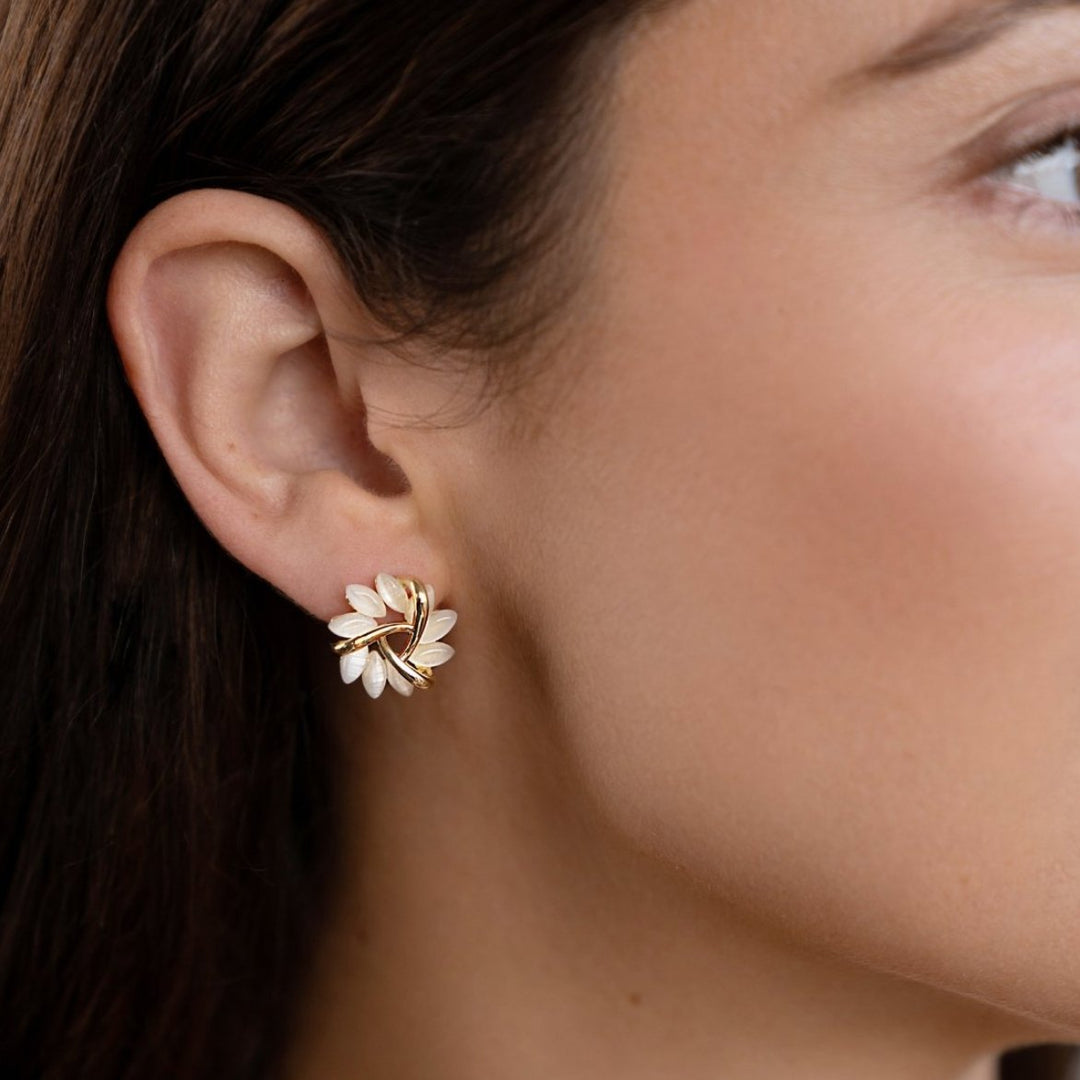 Elegant gold earrings with flower motif